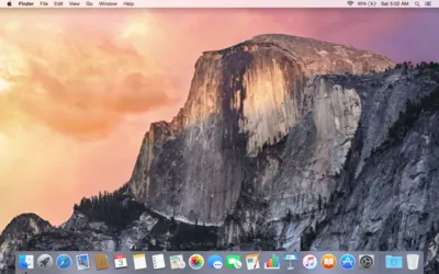 Default desktop de OS X Yosemite (2014) con barra de menú translúcida y wallpaper Half Dome