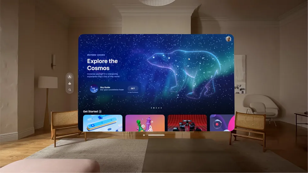 Apple Vision Pro presentado en WWDC 2023: ventana de la App Store flotando translúcida sobre un salón con sillones y lámpara visible al fondo