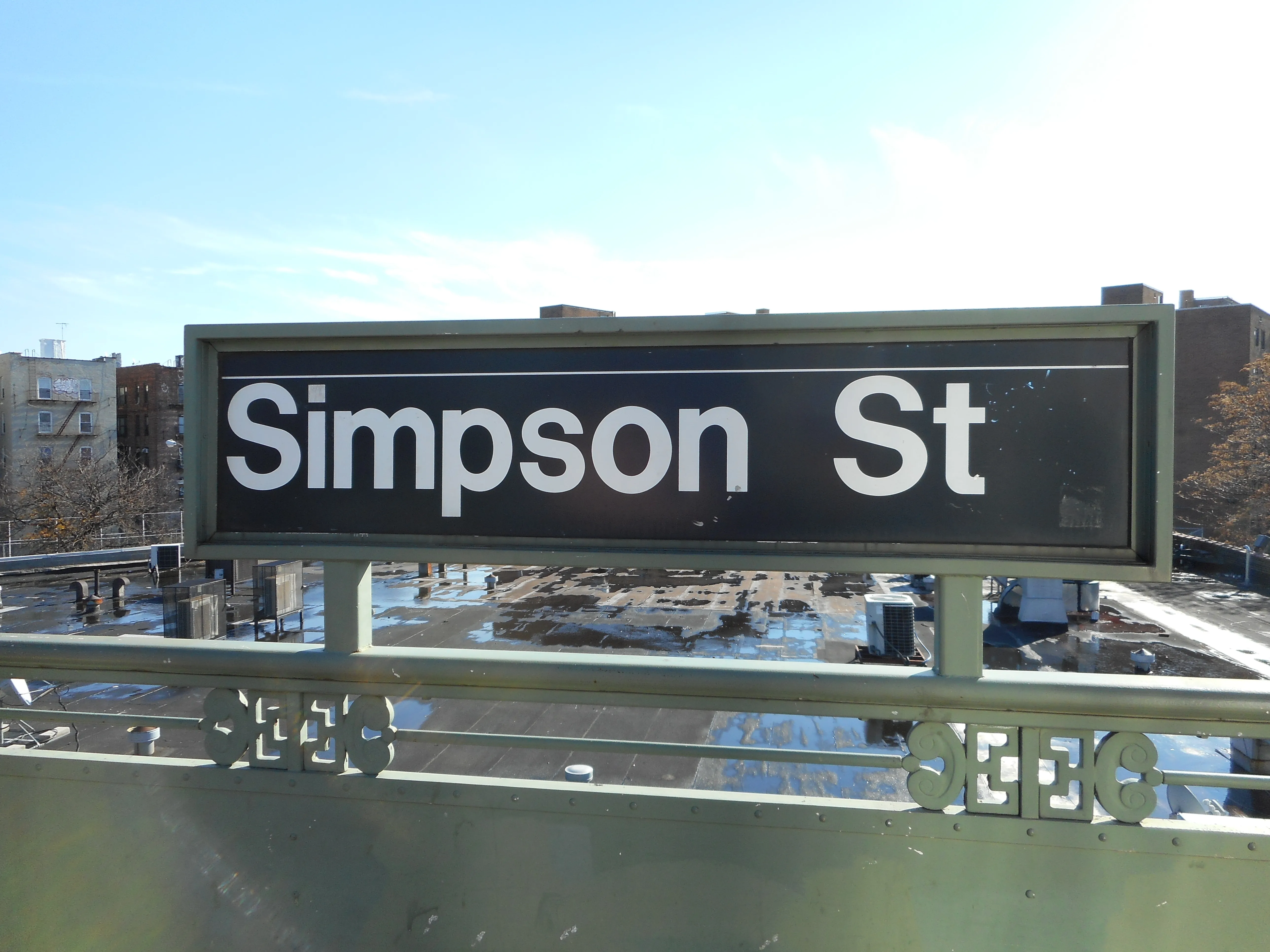 Señalización Helvetica en estación NYC subway (Simpson Street)
