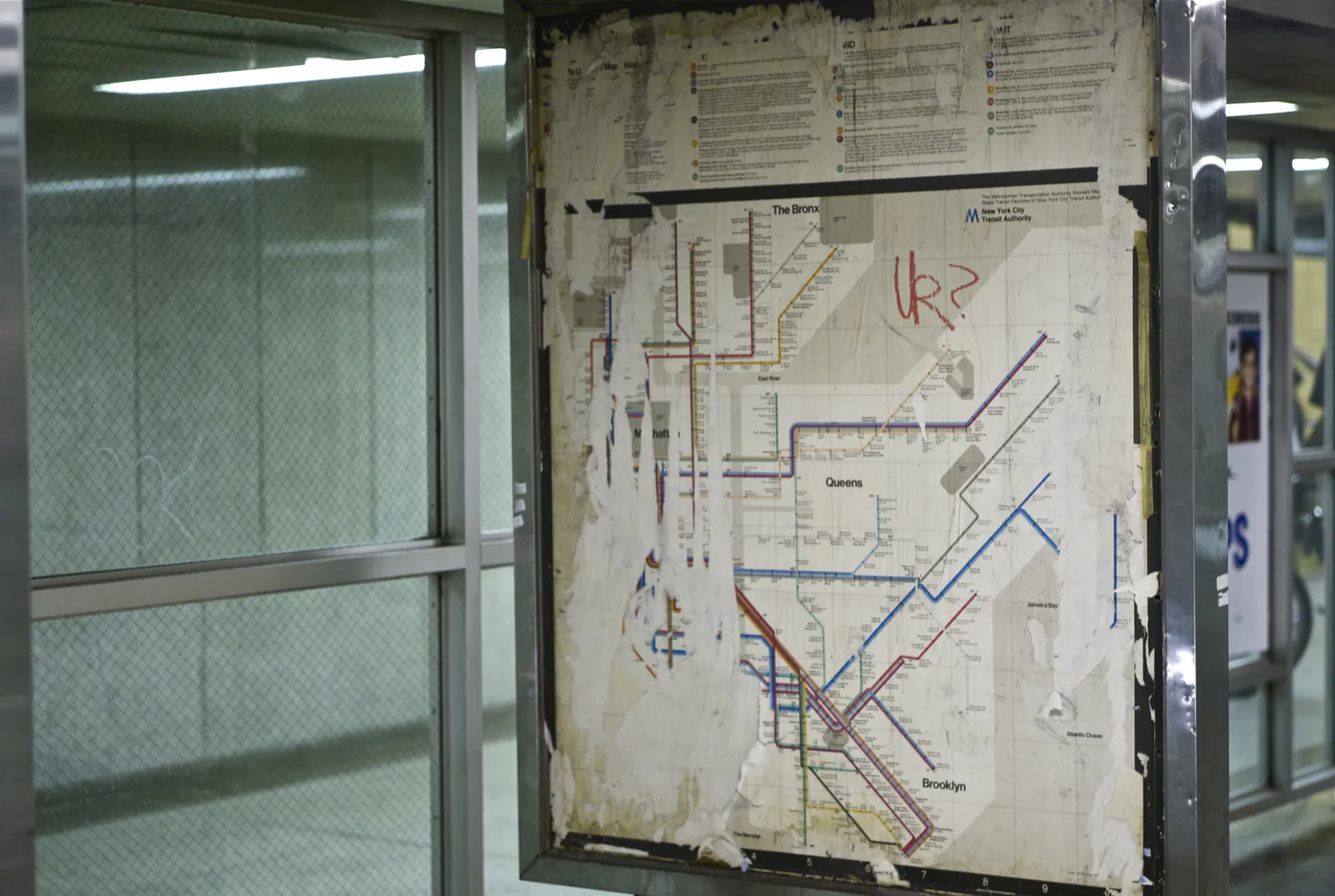 Diagrama de metro de Nueva York diseñado por Vignelli y Unimark visto en una caja de cristal de una estación, con líneas geométricas a 45 y 90 grados y tipografía Standard/Helvetica