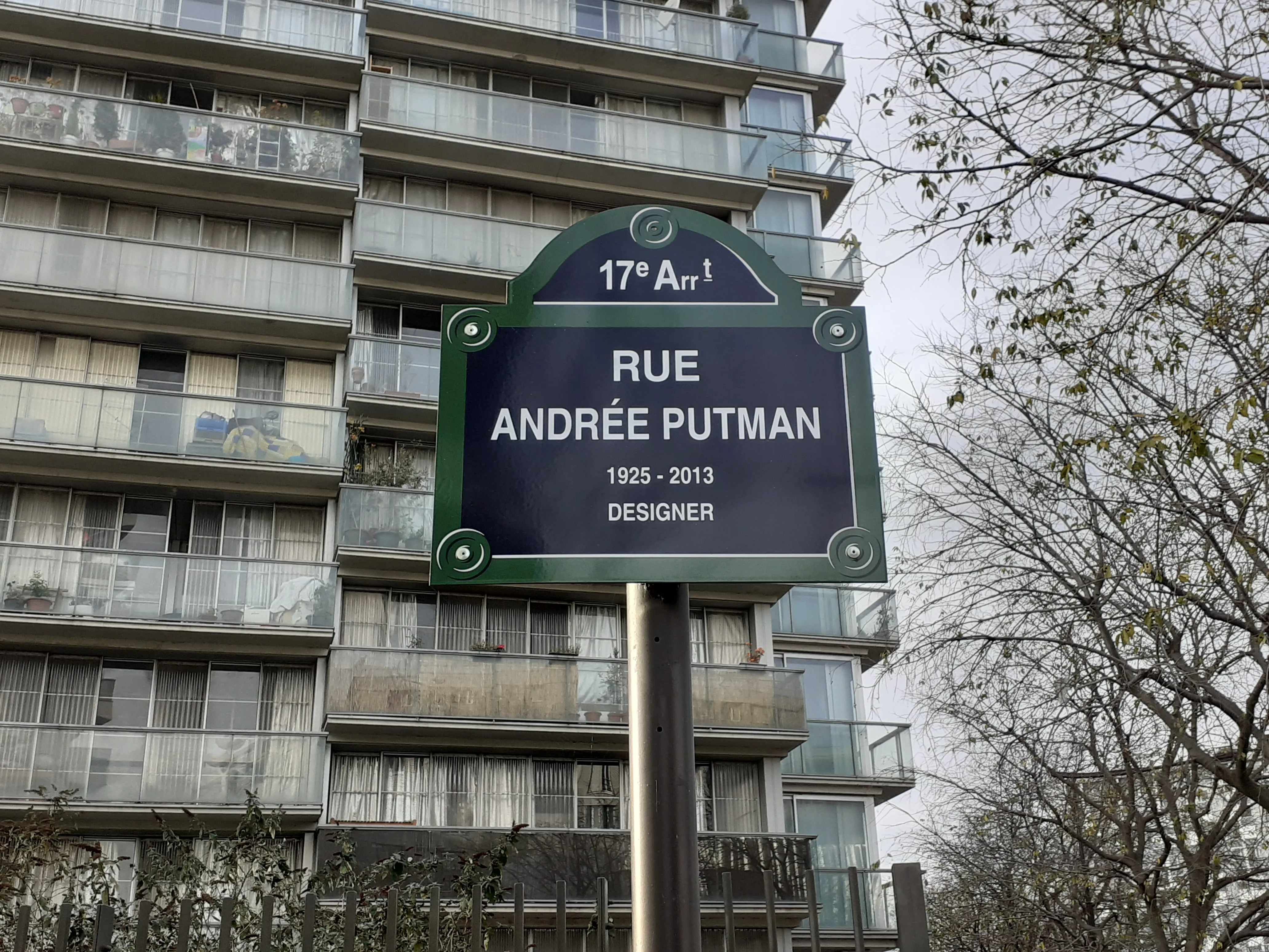 Tour Bois-le-Prêtre vista desde la Rue Andrée Putman tras la transformación 2020