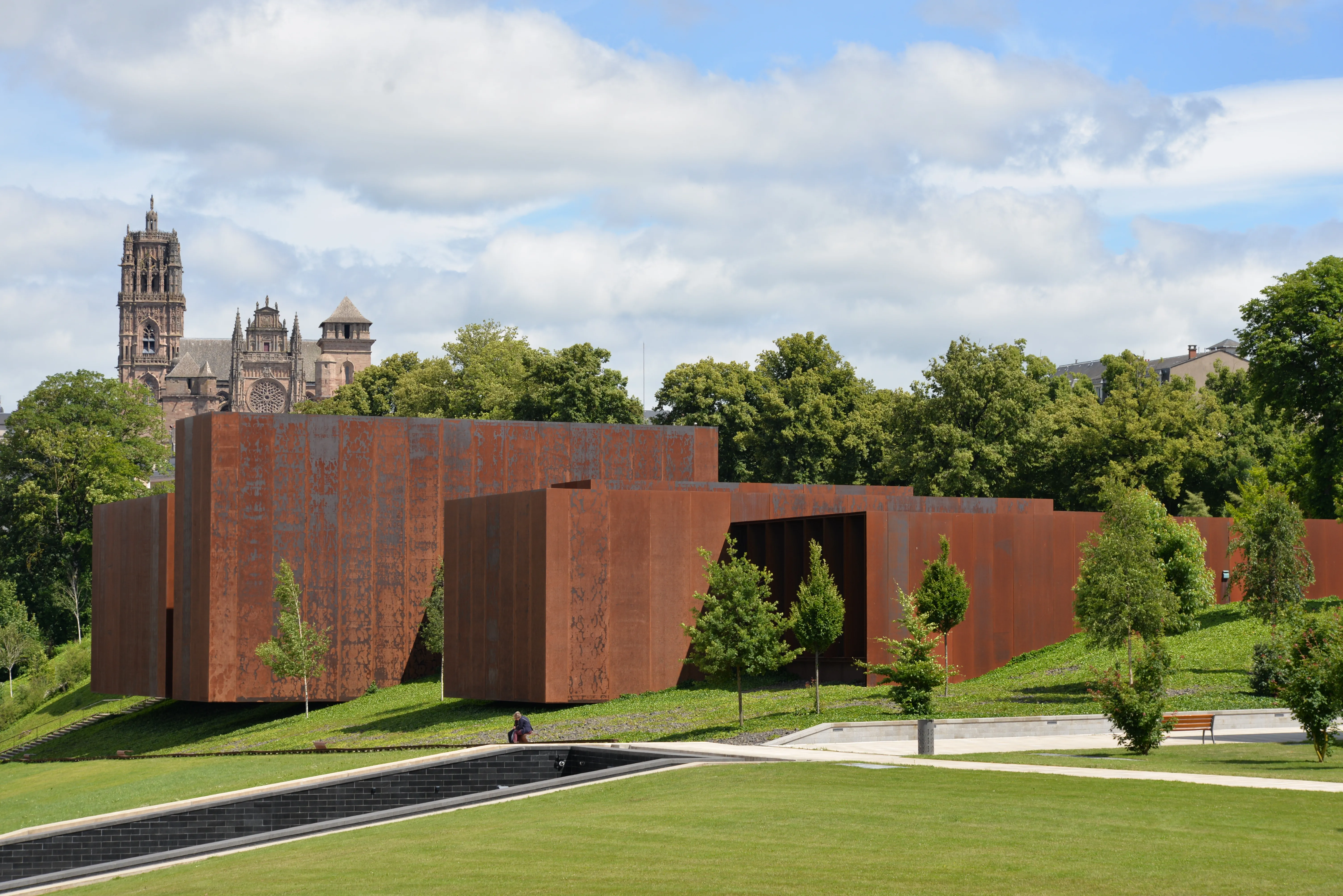 Musée Soulages junto a la catedral, contexto urbano